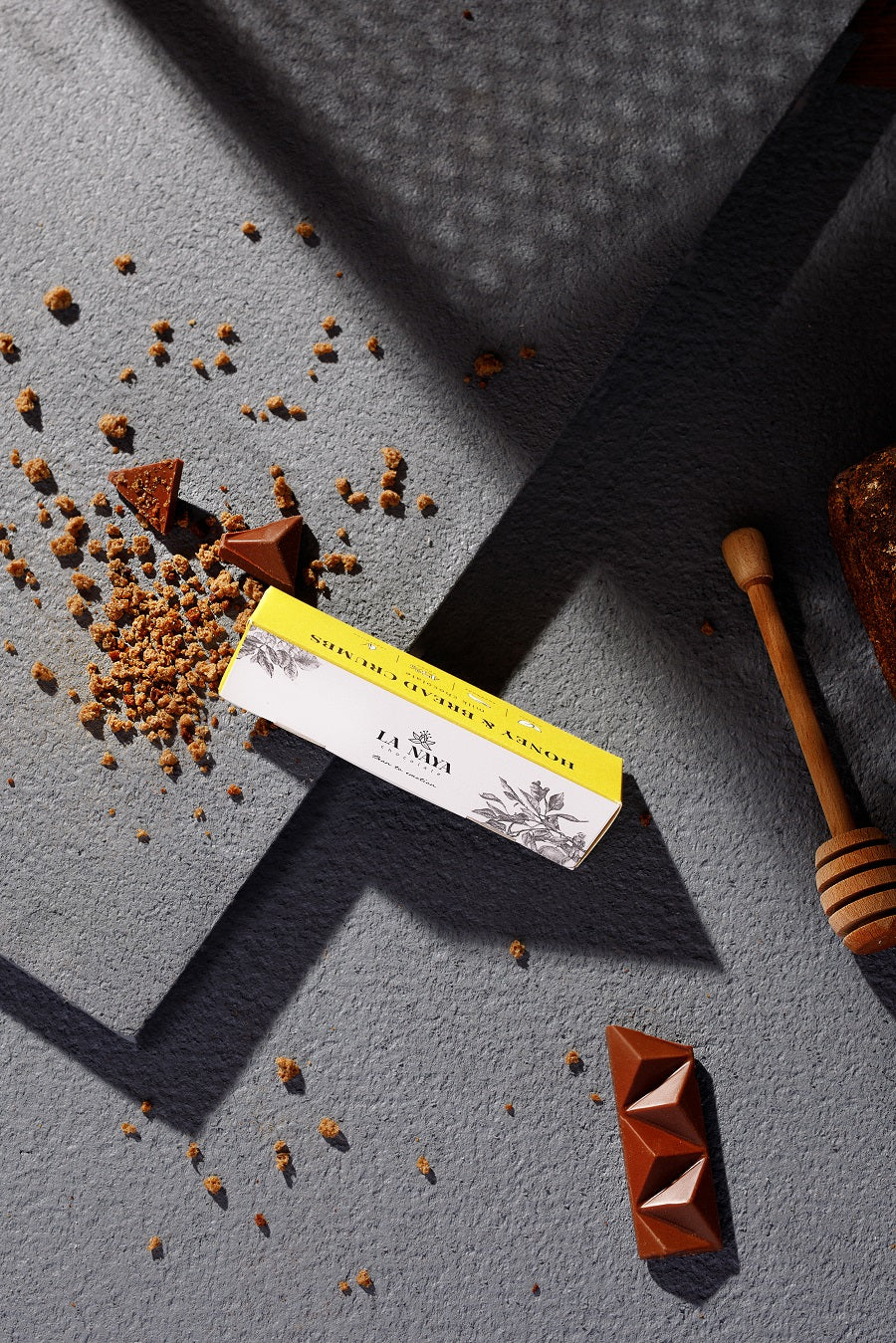 La Naya bean-to-bar chocolade gemaakt van 45% cacao met een vleugje honing en de sensatie van broodkruim - ingrediënten