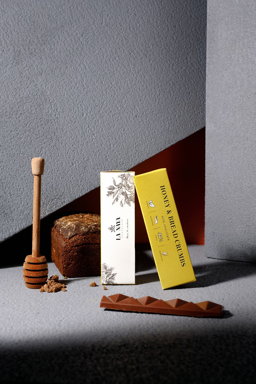 La Naya bean-to-bar chocolade gemaakt van 45% cacao met een vleugje honing en de sensatie van broodkruim