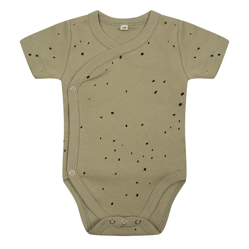 Een overslag romper met korte mouwen in dots print van Little Indians in de kleur groen, gemaakt van 100% biologisch katoen.