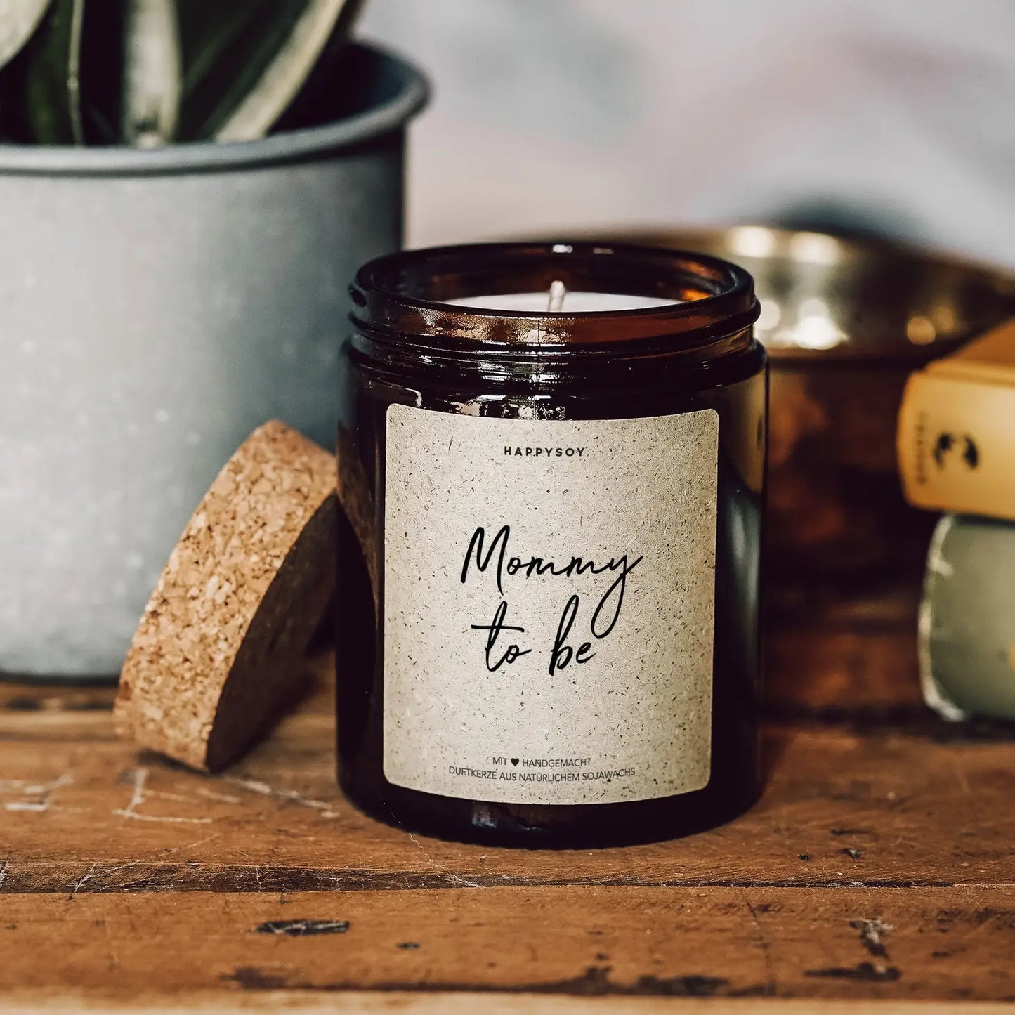 Een geboortekaars met opschrift 'mommy to be' die rustgevend ruikt en een liefdevolle boodschap geeft aan de pasgeborene.