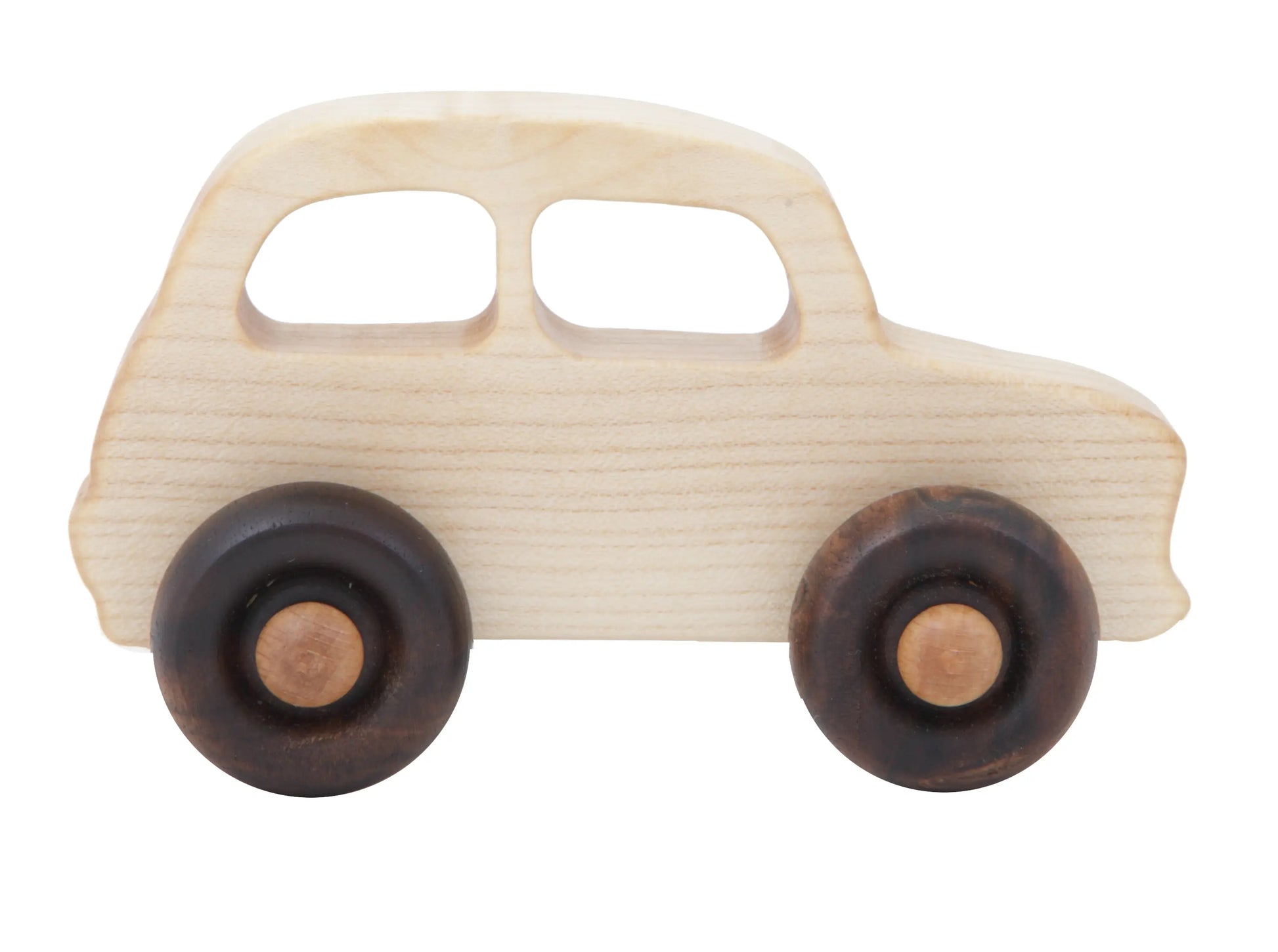 Houten wielspeelgoed in de vorm van een kleine Franse retro auto, dat makkelijk in de hand van een baby past.
